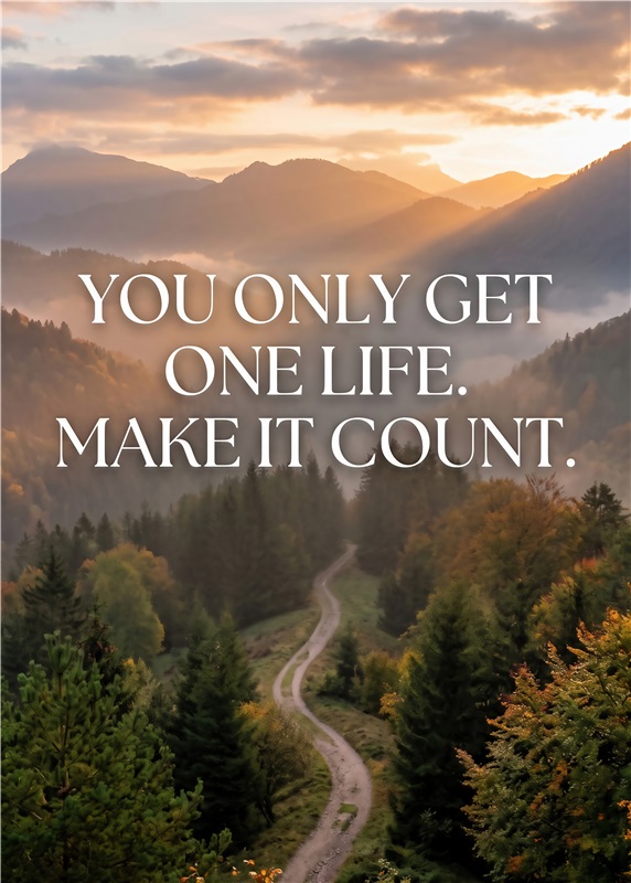 Lev Livet Fuldt Ud - Motivation Poster - Fuld af livsbekræftende energi, denne plakat minder dig om at leve dit liv til fulde. Den smukke naturbaggrund sammen med citatet 'Du får kun ét liv. Gør det tællende.' opfordrer til at værdsætte hvert øjeblik. Perfekt til stuen eller kontoret.