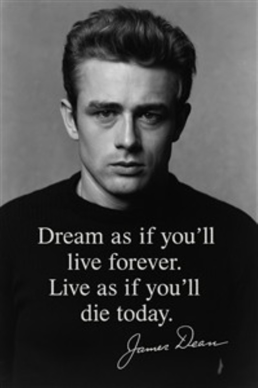 Lev Drømmen: Inspirerende Citat fra James Dean - Dette sort-hvide kunstværk fanger essensen af at leve livet fuldt ud gennem James Deans inspirerende citat. Perfekt til at motivere dig i dit daglige liv og tilføje en touch af klassisk elegance til dit hjem.